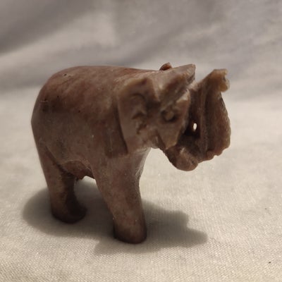 Andre samleobjekter, Sten, Udskåret sten elefant.
Den måler ca:
H 5 cm, L 5,5 cm.
Ansigtet er ikke s