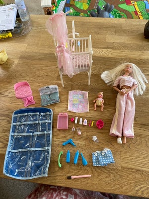 Barbie, Vintage Barbie Doll and Krissy Bedtime Baby fra år 2003 + andet Barbie tilbehør 
Rigtig pæn 