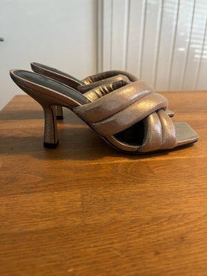 Sandaler, str. 37, H&M,  Metalic,  Ubrugt, Super lækker mellemhøj sandal som man går godt i.

Aldrig