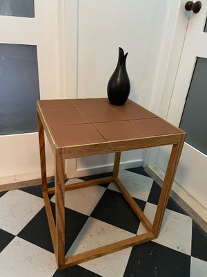 Kakkelbord, Retro/vintage, fyrretræ, Gammelt kubebord i firkantet ramme af fyrretræ og bordplade af 