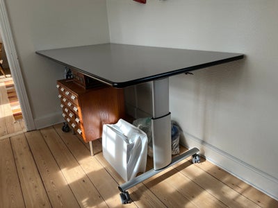 Hæve-sænke bord, Ropox, Ropox hæve-sænke bord på hjul designet af Harrit og Sørensen. Model Vision 2