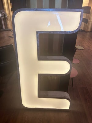 Facadebogstav, Ukendt, Gammelt tysk E facade bogstav med led lys. Højde er ca 130 cm. Kan stå på gul