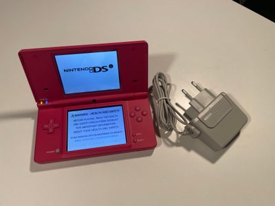 Nintendo DSI, God, Nintendo DSI konsol / maskine. Pink / Lyserød.

Med oplader. Klistermærker udenpå