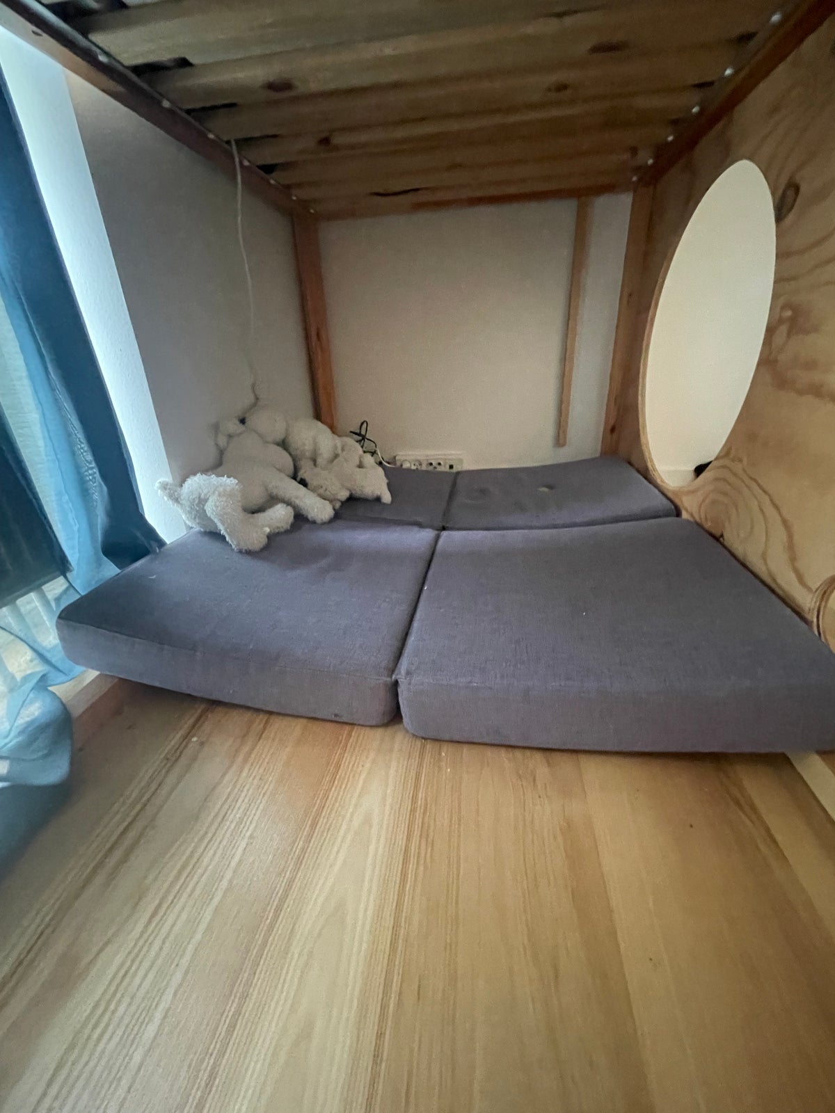 Højseng, Høj seng fra ikea KURA, b: 90 cm l: 200 cm