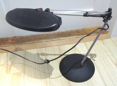 Skrivebordslampe, Luxo, sort, ældre Luxo arbejdslampe i pæn stand.
Original lavenergi lyskilde samt 