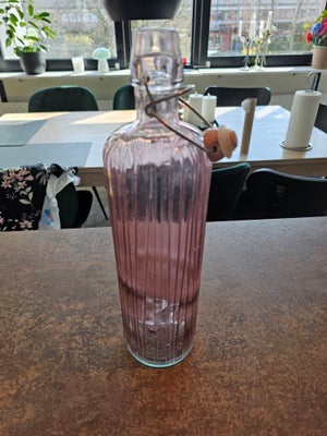 Glas, Flaske, Bitz, To glas-vandflasker med patentlåg i porcelæn fra Bitz. En store er lyserød og en