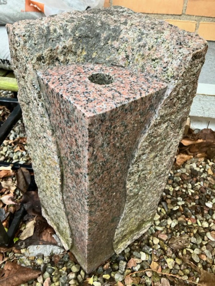 Granit vand sten til springvand, med nedgravnings