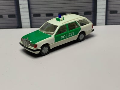 Modeltog, LR-BILER, 1:87, Mercedes politibil   , Herpa
BIL Nr : 6391 - Modelbil i str. HO (1:87) . S