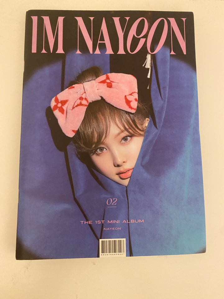 Im Nayeon album, Blad