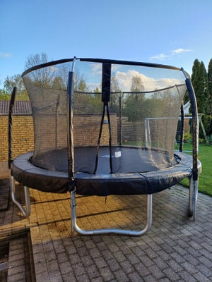 Trampolin, Trampolin ø426, Dejlig stor trampolin der står godt fast også i god vind.
Ø426 cm.
Nedtag