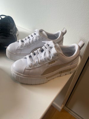 Sneakers, str. 37, Puma,  Hvid og sand,  God men brugt, Købt for små og derfor brugt sparsomt. 