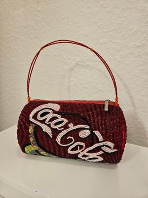 Coca Cola, Taske, Vintage Coca Cola taske med perler. Utrolig smuk og med rødt satin indeni. Lille u