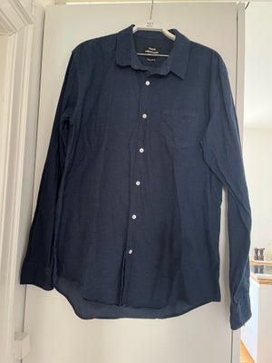 Skjorte, Mads Nørgaard, str. XL, Mørkeblå bomuldsskjorte fra Mads Nørgaard. Kun brugt en håndfuld ga