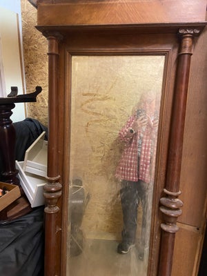 Figurspejl, spejl antik, 75 år gl.

Figurspejl, som kan stå eller hænge.
Har stået på depot, så lidt
