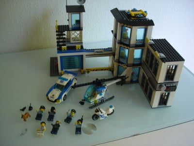 Lego City, 60141, Politi station i fin stand med tilbehør.