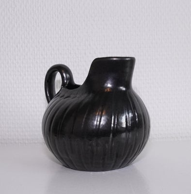 Vintage kande / hankevase i keramik, Signeret GV, 

Fin hankevase / kande med sort glasur. Hankevase