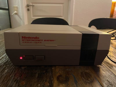 Nintendo NES, SÆLGES SOM DEFEKT. Der er lys i konsollen og der kan ses skærmbillede på skærmen, men 