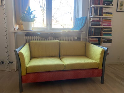 Sofa, 2 pers., Den fineste retro sofa i gule og orange nuancer.
Jeg har desværre ikke plads mere, så