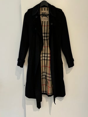 Trenchcoat, str. 34, Burberry ,  Sort,  God men brugt, Sort trenchcoat fra Burberry. Kensington er e