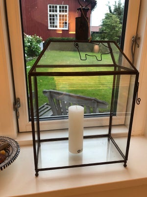 Lanterne, Tine K, Fin lanterne fra Tine K, højde 38 cm, bredde 27 cm, dybde 15 cm. Kan afhentes i Va