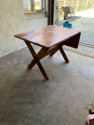 Spisebord, Fyrretræ, 

Flot patineret spisebord i fyrretræ, med hængslet ekstra bordplade, som kan s
