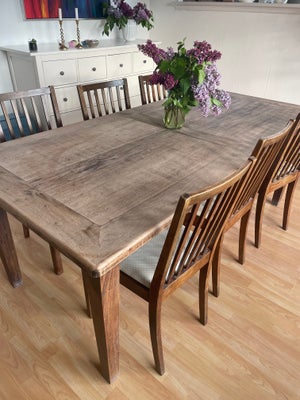 Spisebord, Træ, b: 93 l: 200, Massivt spisebord. Bordet bærer præg af, at der er levet meget liv og 