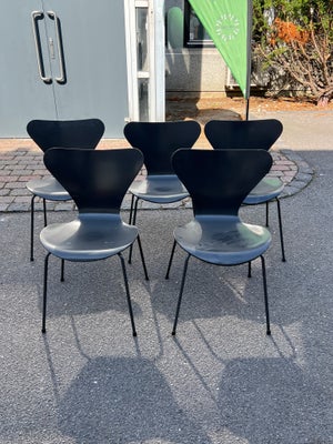 Arne Jacobsen, stol, Syver, 5 stk Syver stole i grå/koksgrå

De står pænt, albeit der er brugstegn h