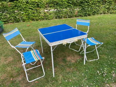 Sæt  bord og stole, Fedt retro campingbord med to stole og to taburetter i en lækker blå farve med h
