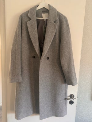 Frakke, str. 36, H&M,  Ubrugt, Helt ny knælang frakke i blød uldblanding (70 % uld og 30 % polyamid)