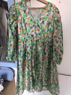 Sommerkjole, Baum og pfergard , str. L,  Grøn og små orange. Blomster. ,  Ubrugt, Meget sød kjole sæ