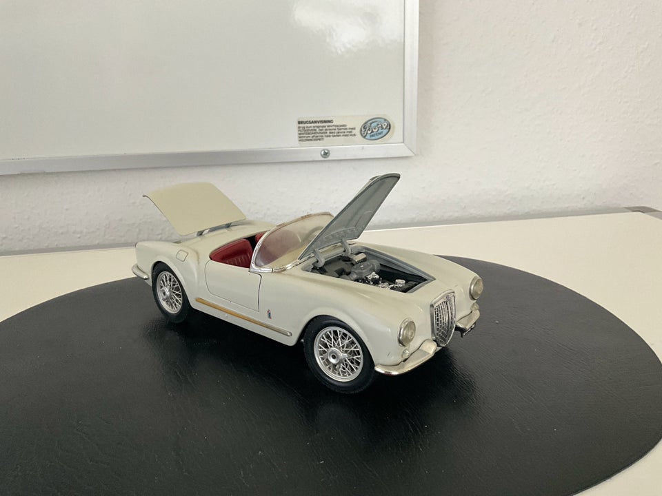 Modelbil, Bburago Lancia Aurelia B24 Spider 1955, skala 1 :