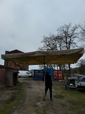 Parasol, Meget stor parasol 4 m x 3 m, den er i Alu.

Den er hel og har meget få skader, dog er den 