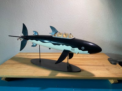 Samlefigurer, Flot haj ubåd fra Tintin. 
Længde: 42 cm
Højde:: 21 cm
Dybde: 17 cm