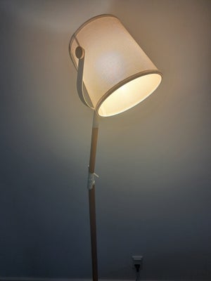Gulvlampe, Mantra, - Nordica I - stel i  træ - skærm i tekstil - justerbar lampearm - højde 128 cm. 