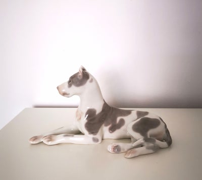Porcelæn, Hunde figur, Porcelæn figur af hund, Grand danois, ukendt producent.
Måler længde 25 cm. 
