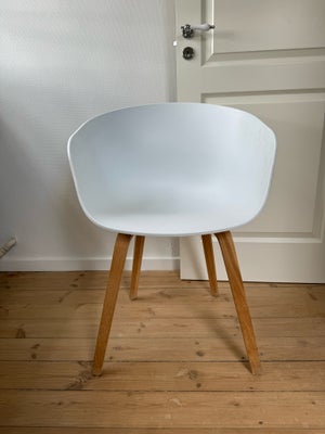 Spisebordsstol, Plastik og sæbebehandlet eg, Hay, b: 59 l: 52, HAY AC22 “About A Chair”

Fin stol ti