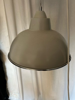 Pendel, 2 stk hvide loft lamper i industri design.
Måler ca28 cm i dia. Sender gerne for købers beta