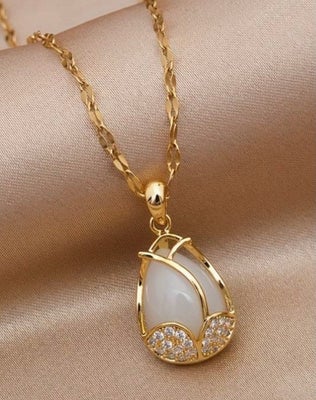 Halskæde, Yndig lille halskæde med en hvid cat eye perle “i bur” med klare sten på den nederste del.