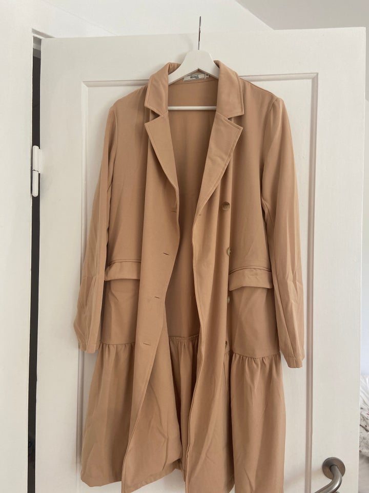 Trenchcoat, str. 38, Unigirl