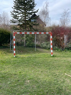 Fodboldmål, Er et håndbold mål men er brugt til fodbold i haven. Nettet ser slidt ud men fungerer. S