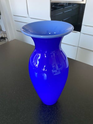 Vase, Mundblæst glas, Holmegaard, Holmegaard Isis vase designet af Anja Kaer, sælges da vi ikke får 