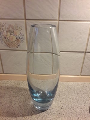 Vase, vase, Holmegaard, Vase aquablå farve og h .23 cm . Byd gerne