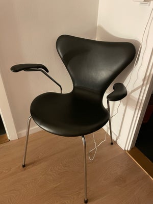 Arne Jacobsen, Armlæn , Spisebordsstol, Med brugsspor på læder