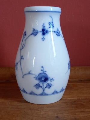 Porcelæn, Musselmalet vase, Bing & Grøndahl, Musselmalet vase nr 911 i 1.sort. Fin stand. H 15 cm