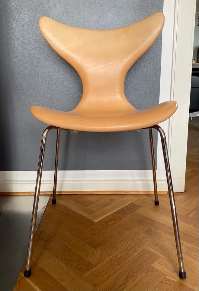 Arne Jacobsen M gen 3108 nu kaldt liljestolen. Spisebordstol