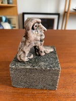 Skulptur i forsølvet tin på løs granit sokkel, Leif