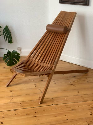 Lænestol, træ, Lænestol/ Loungestol i træ med pude

Stolens ryglæn er kurvet og giver en behagelig s