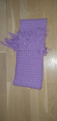Tørklæde, Ukendt, str. 190 cm X 21 cm, Blødt og varmt halstørklæde
Håndstrikket
Farve: Lilla
Materia