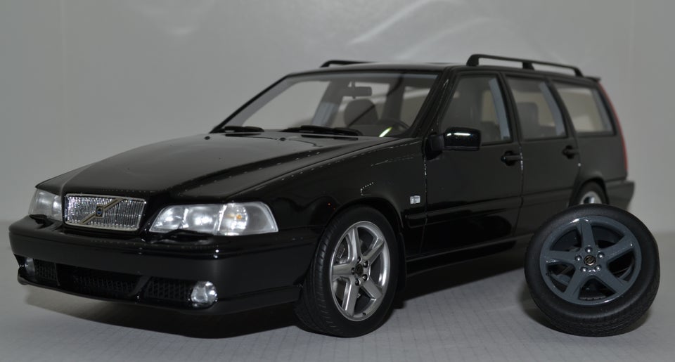 Modelbil, DNA Volvo V70R, skala 1:18