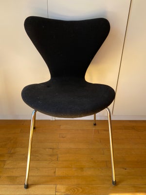 Arne Jacobsen, Syverstol, Stol, To uldbetrukkede syver-stole. Den ene er slap i ryggen. Ikke knækket